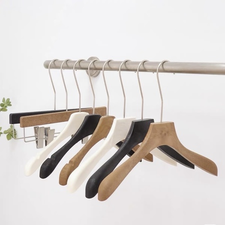 How to Choose the Right Hangers for Clothing Stores